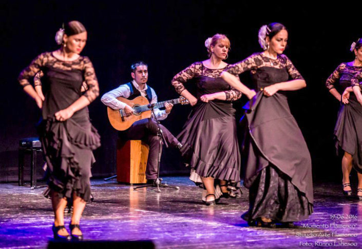 Arte Flamenco õpilased ja Jorge Arena siguiriyas Momento Flamenco (2016)